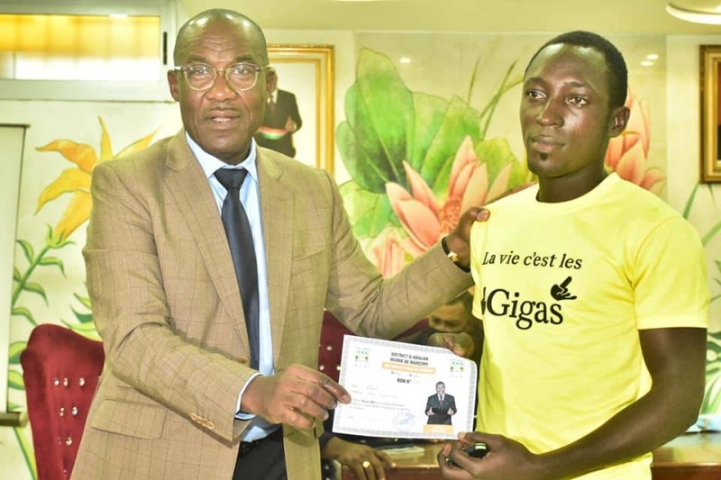 Le maire Raoul Aby assiste sa jeunesse. (DR)