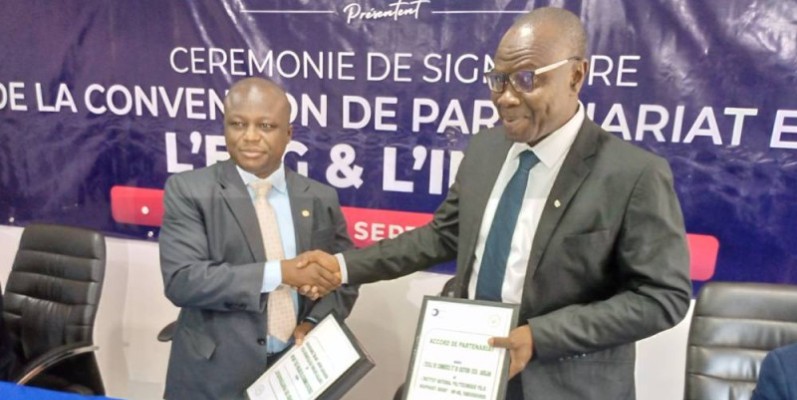 L'échange de parapheurs entre les directeurs généraux de l'Inphb, Dr Moussa Kader Diaby (à gauche) et de l'Ecg, Yacouba Cissé (Franck YEO)