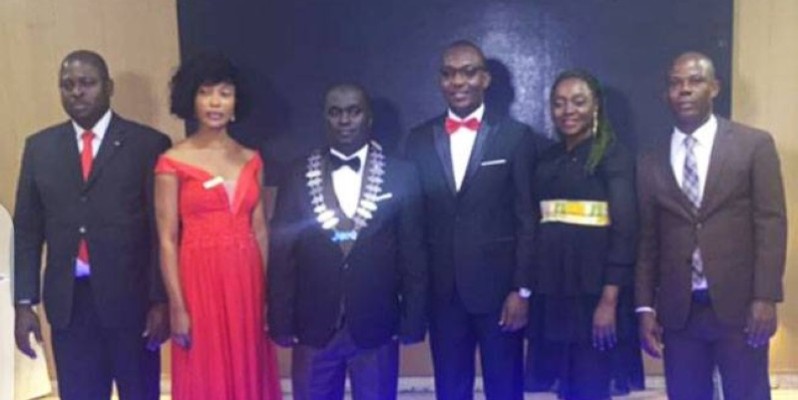 Le nouveau président exécutif de la Jeune Chambre internationale Abidjan-Océan, arborant le collier, dit compter sur l’implication des membres de son équipe pour la réussite de son mandat. (Dr)