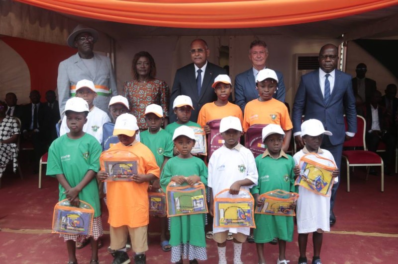 Des élèves ont reçu des kits scolaires. (Ph: Sébastien Kouassi)