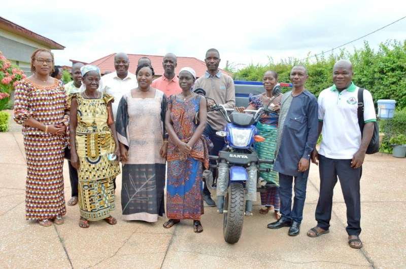 La ministre-gouverneure a fait don d'un tricycle à l'association Anouanzè-N'zrama. (Ph: Dr)