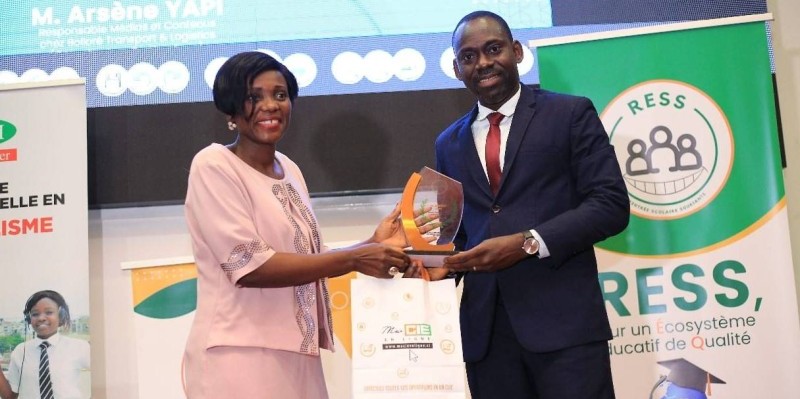 Arsène Yapi heureux de recevoir son prix. (Ph: Dr)