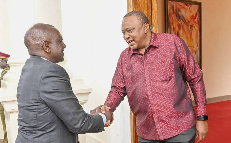 Le nouveau Président kenyan, William Ruto (en costume) et son prédécesseur, Uhuru Kenyatta. (Ph: Dr)