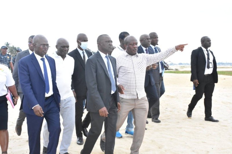 Le ministre des Transports, Amadou Koné et son équipe sur le site à Vridi. (Ph: Dr)