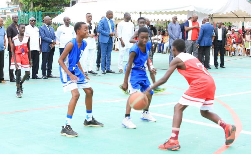 Les enfants en pleine démonstration de basket sur ledit terrain. (Ph: Dr)