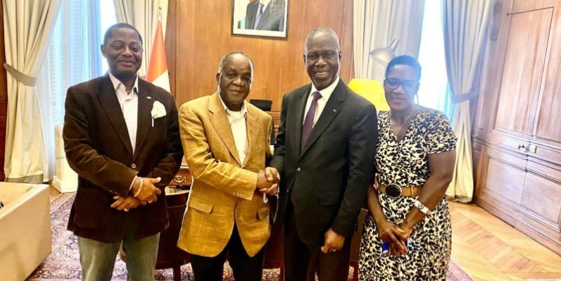 L'écrivain Bernard Doza salué par l'Ambassadeur Bandaman. (DR)