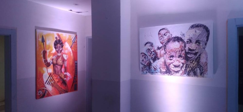 une vue de deux œuvres exposées à la ''Rosette et Art''