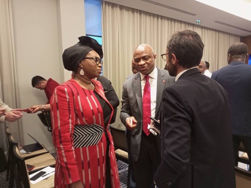 Mme Sarata Koné Thiam et le Dg du groupe echangeant avec un chef d'entreprise