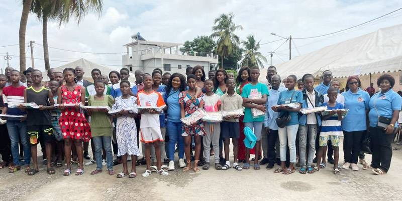 L'Ong ‘’Femmes plurielles’’ a fait don de kits scolaires aux élèves de Koumassi. (Ph: Dr) 