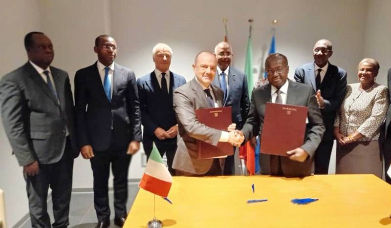 Le président de la Cci-CI, Faman Touré (à droite) et son homologue italien Raffaele Langella échangeant les parafeurs. (Ph: Dr)