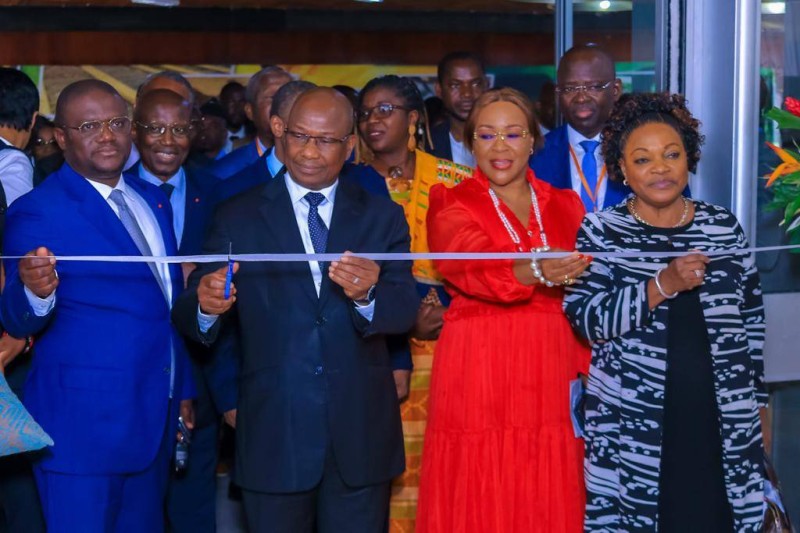 Le directeur de cabinet adjoint du ministère de l’Economie et des Finances, Bamba Vassogbo, a procédé à la coupure de ruban marquant le lancement des rencontres « Business to government » (Ph: Dr)