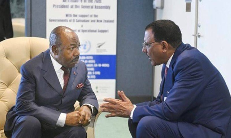 Son Excellence Ali Bongo Ondimba s’entretenant avec Son Excellence Mohamed Bazoum, Président de la République du Niger.