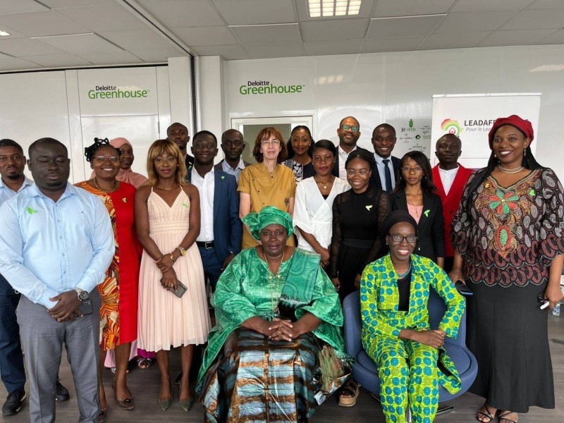 Les membres de LeadAfricaines et ses partenaires autour de sa présidente Kadi Tanou (assise à droite)