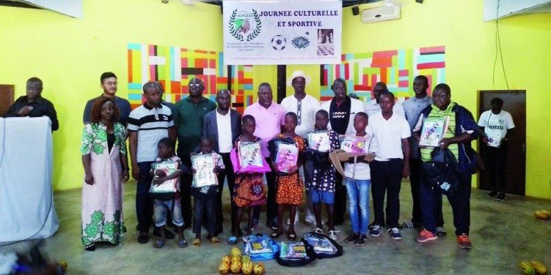 Des enfants tenant fièrement leurs kits scolaires(DR)