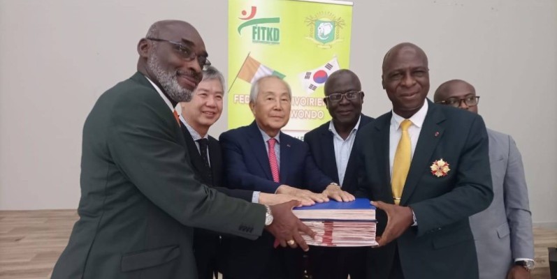 Bamba Cheick Daniel, à droite et Jean-Marc Yacé lors de la passation des charges, après l'élection d'octobre 2021. (Ph: Dr)