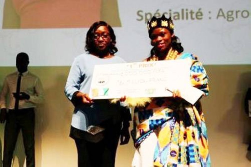 La présidente de l'Université Jean Lorougnon Guédé, Tibou Abiba Sanogo, en compagnie de la candidate Sey Junias Dablé, lauréate de la finale nationale du concours « Ma thèse en 180 secondes ». (Ph: Dr)