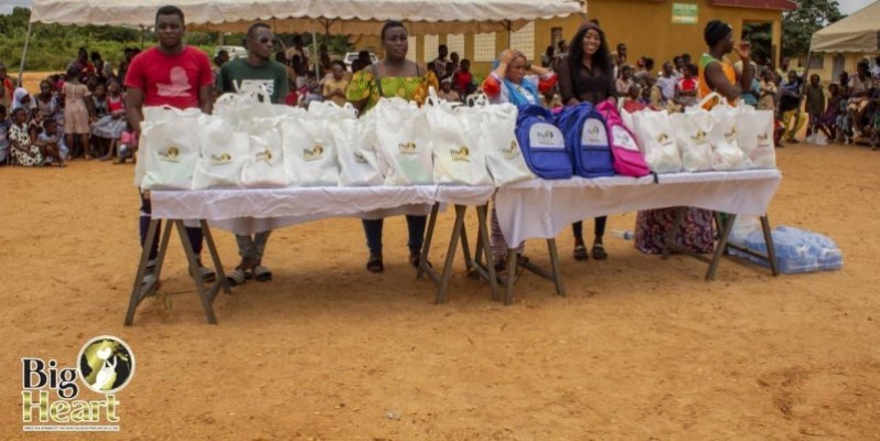 Les enfants heureux de recevoir des kits scolaires (DR)