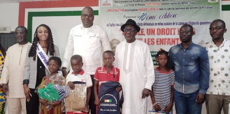 Quelques bénéficiaires ont posé avec le parrain, après la remise symbolique. (Dr)