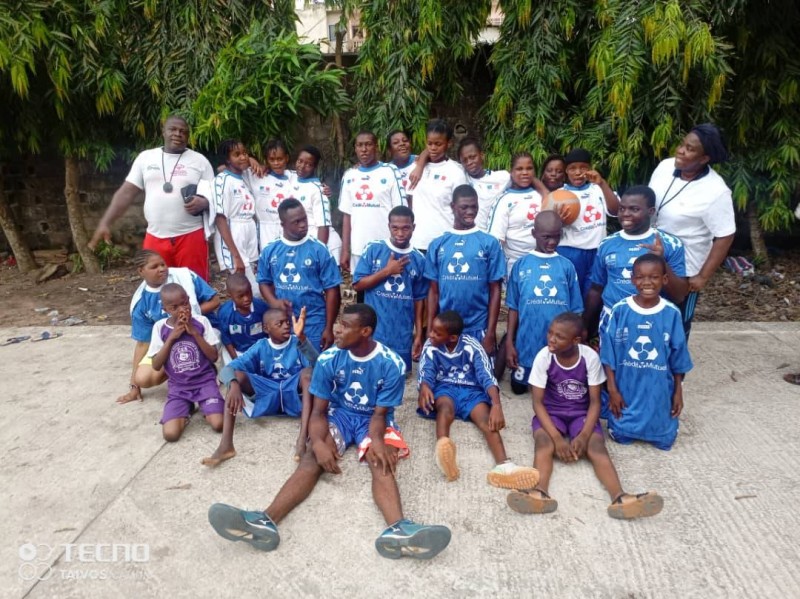 L'équipe d'autistes médaillée de bronze basketball.