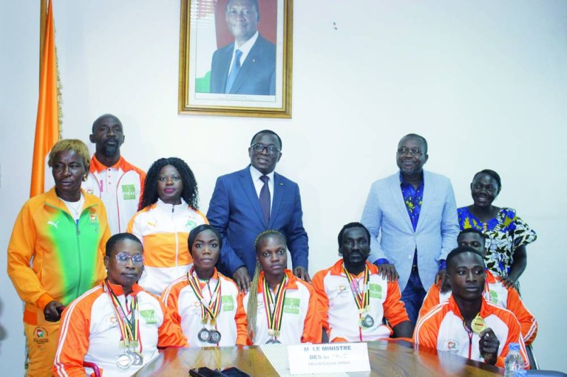 Le ministre des Sports entouré de quelques athlètes médaillés. (DR)