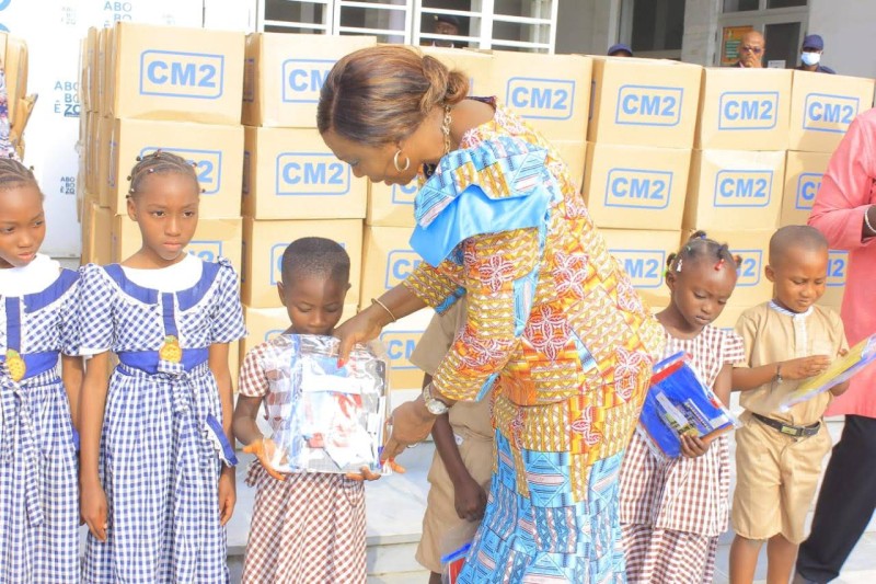 Le maire Kandia Camara remettant un kit scolaire à une écolière. (DR)