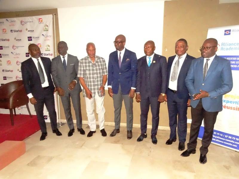 Les officiels ont posé après la cérémonie de lancement de l'Alliance tour 2022. (Dr)