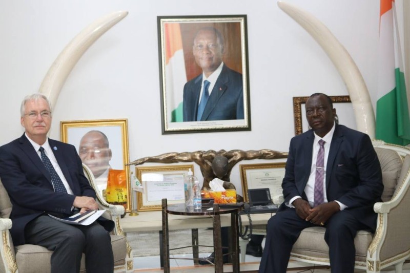 Le ministre d’État, ministre de l’Agriculture et du Développement rural, Kobenan Kouassi Adjoumani (à droite), a reçu en audience une forte délégation de la Fao le 6 octobre 2022, à son cabinet au Plateau, pour parler de coopération. (Ph: Dr)