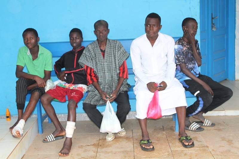 Des personnes atteintes de l'ulcère de Buruli attendent de se faire penser les plaies (Joséphine Kouadio)