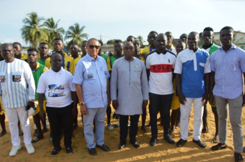Le député Kakou Brou, Pierre Magne et les participants au tournoi. (DR)