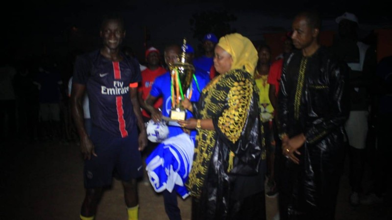 Le capitaine de l'équipe victorieuse content de recevoir le trophée. (Ph: Dr)