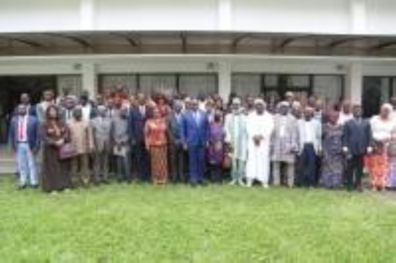 Ibrahime Coulibaly-Kuibiert, président de la Cei, et ses collaborateurs avec des responsables des médias et de la société civile. (Ph: Dr)