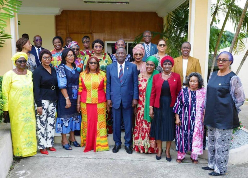 Le président du Sénat, Jeannot Ahoussou-Kouadio avec la délégation du caucus des femmes sénateurs