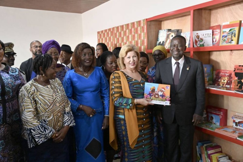 La bibliothèque offerte par la ministre-gouverneure Raymonde Goudou-Coffie a été équipée par Dominique Ouattara. Le président du Sénat Jeannot Ahoussou-Kouadio était à leurs côtés. (Ph: Cabinet Première dame)