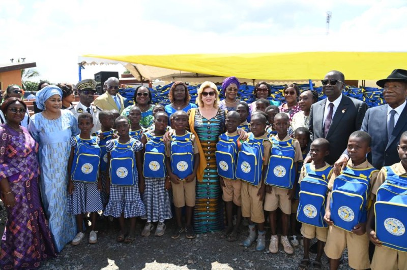 Les écoliers en compagnie de Dominique Ouattara ont été équipés. (Ph: Cabinet Première dame)