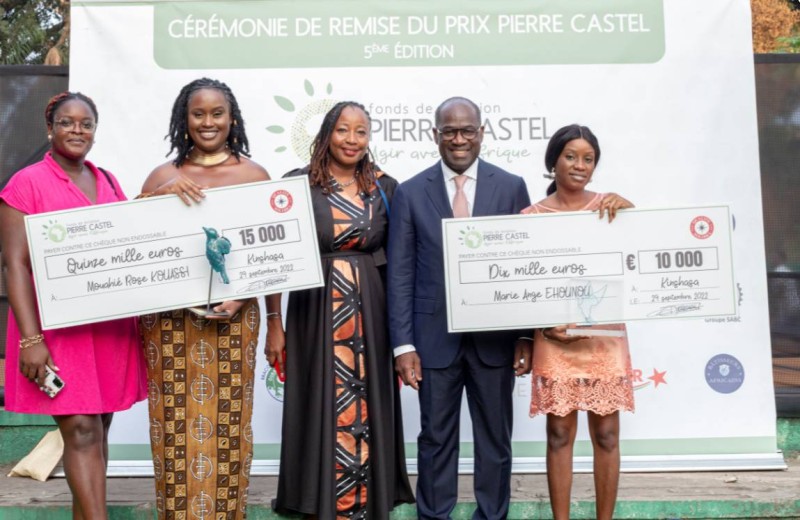Remise de Prix Castel en RDC. Les lauérates autour de Mlle Sylvana Akossi, Responsable communication Interne chez Solibra tenant leurs chèques