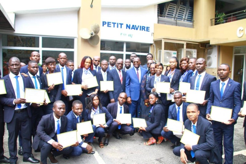 Les diplômés et leur parrain. 