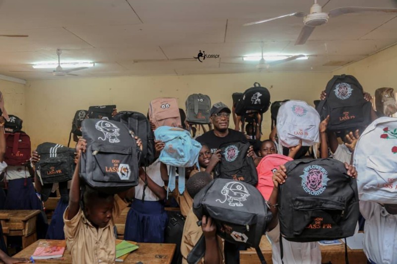 Les écoliers ont exprimé leur  joie et leur gratitude au donateur. Photo Dr