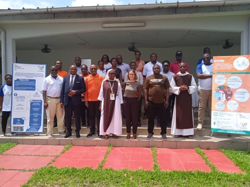 Photo de famille à la fin de la cérémonie du lancement du projet en faveur des femmes détenues. (Ph: Dr)