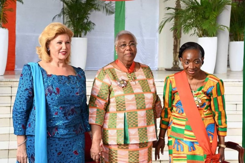 L’actuelle 1ère dame, Dominique Ouattara et la Grande Chancelière Henriette Dagri Diabaté autour de Mme Thérèse Houphouët-Boigny (DR)