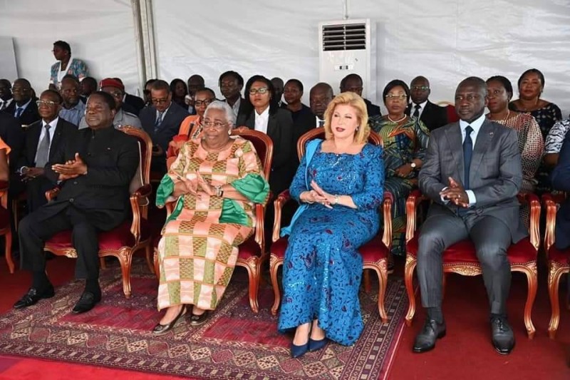 Mme Thérèse Houphouët-Boigny et Mme Dominique Ouattara encadrées par l’ex-Chef de l’Etat Henri Konan Bédié et l’actuel président de l’Assemblée nationale, Adama Bictogo (DR)