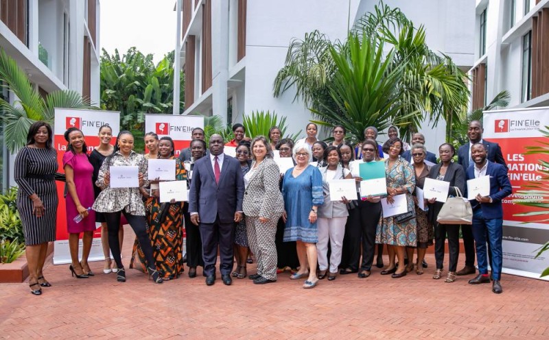 FIN’Elle (Filiale du Groupe COFINA), FMO (Banque néerlandaise de développement) et BABSON COLLEGE (université américaine numéro 1 en formation entrepreneuriale) ont procédé à une remise de certificats à plus de 50 fo