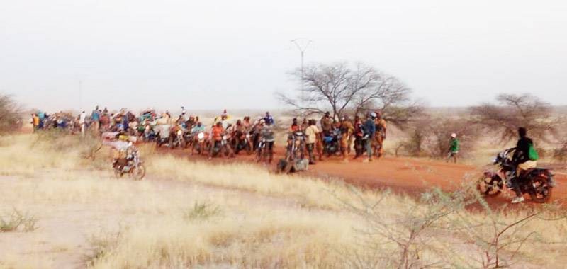 Rien qu’à voir la disposition des Vdp et les populations qui envisagent poursuivre leur trajet, on comprend aisément le risque que courent les hommes des médias en zone sous contrôle terroriste. (Ph: Dr)