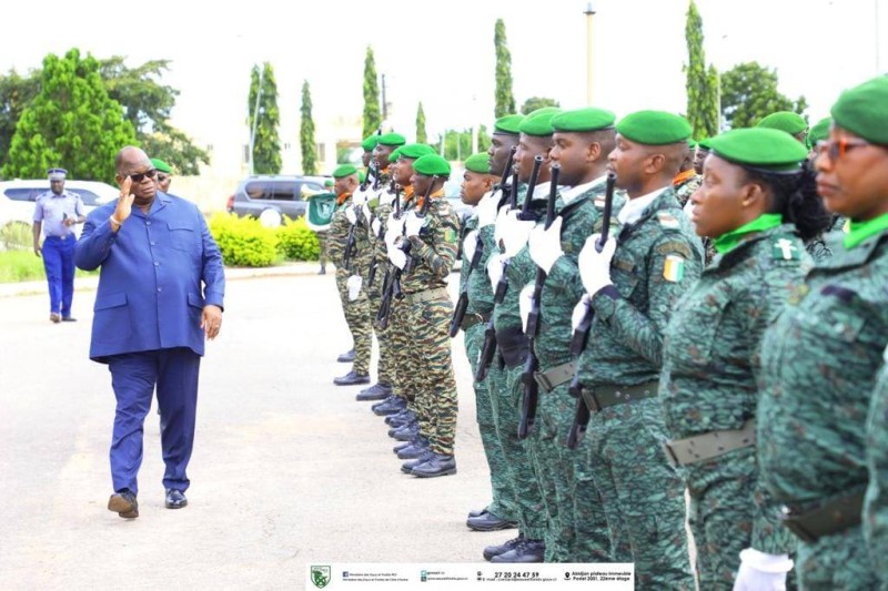 Le ministre Laurent Tchagba passant en revue les troupes
