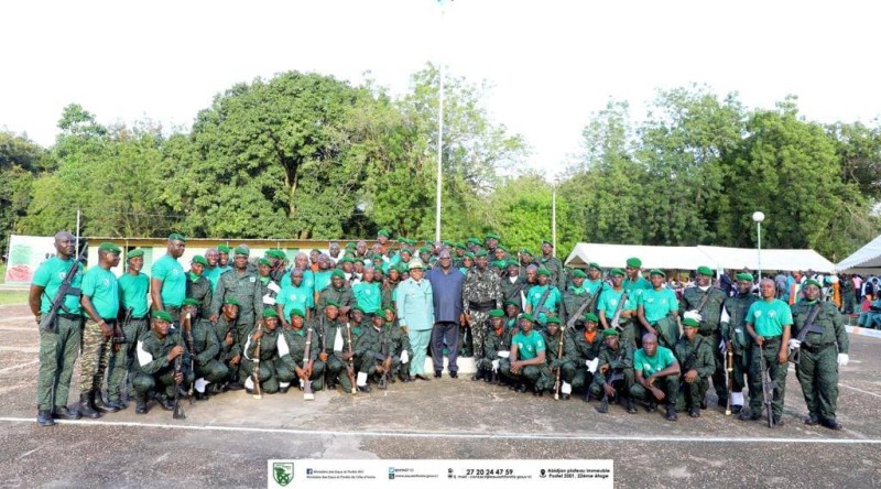 Le ministre Tchagba posant avec ses  filleuls