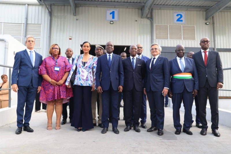 Le ministre des Transports Amadou Koné (au centre) et ses hôtes. (Photo Bavane)