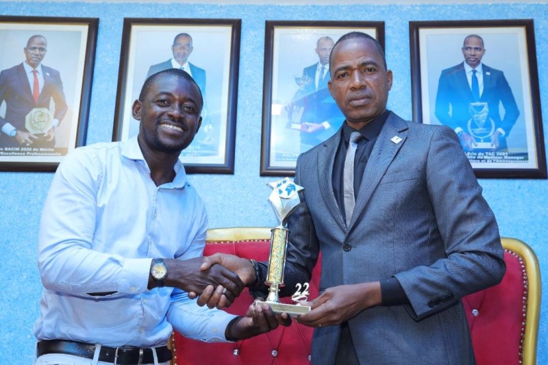 Yamoussa Coulibaly (à gauche) reçoit son prix. (Ph: Dr)