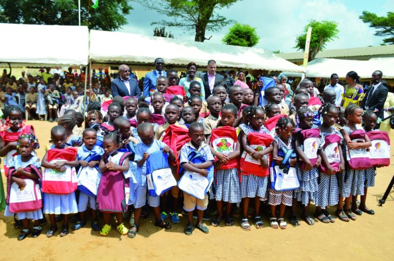 Ce sont 31 000 kits scolaires qui sont distribués dans la commune d’Attécoubé. (Ph: Julien Monsan)