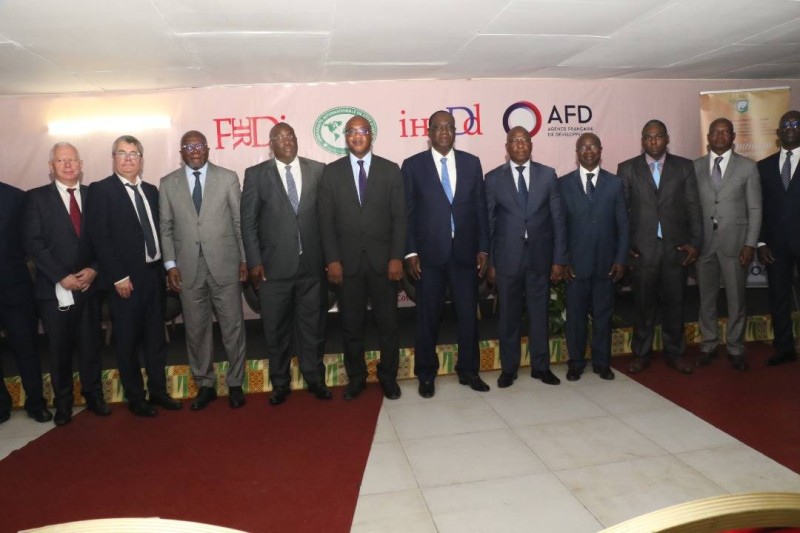 Les participants au séminaire autour de l'Inspecteur d'Etat, Ahoua N'Doli Theophile. (DR)