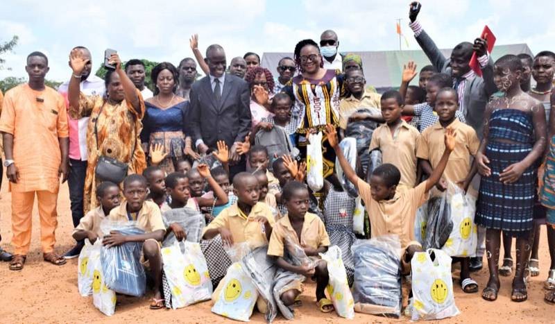 Pr Tidou Abiba Sanogo épse Koné (au centre) a invité les élèves au travail. (Ph: Dr)