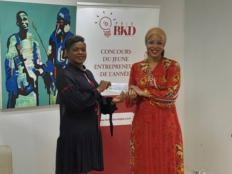 Une lauréate heureuse de recevoir son prix (Bavane)